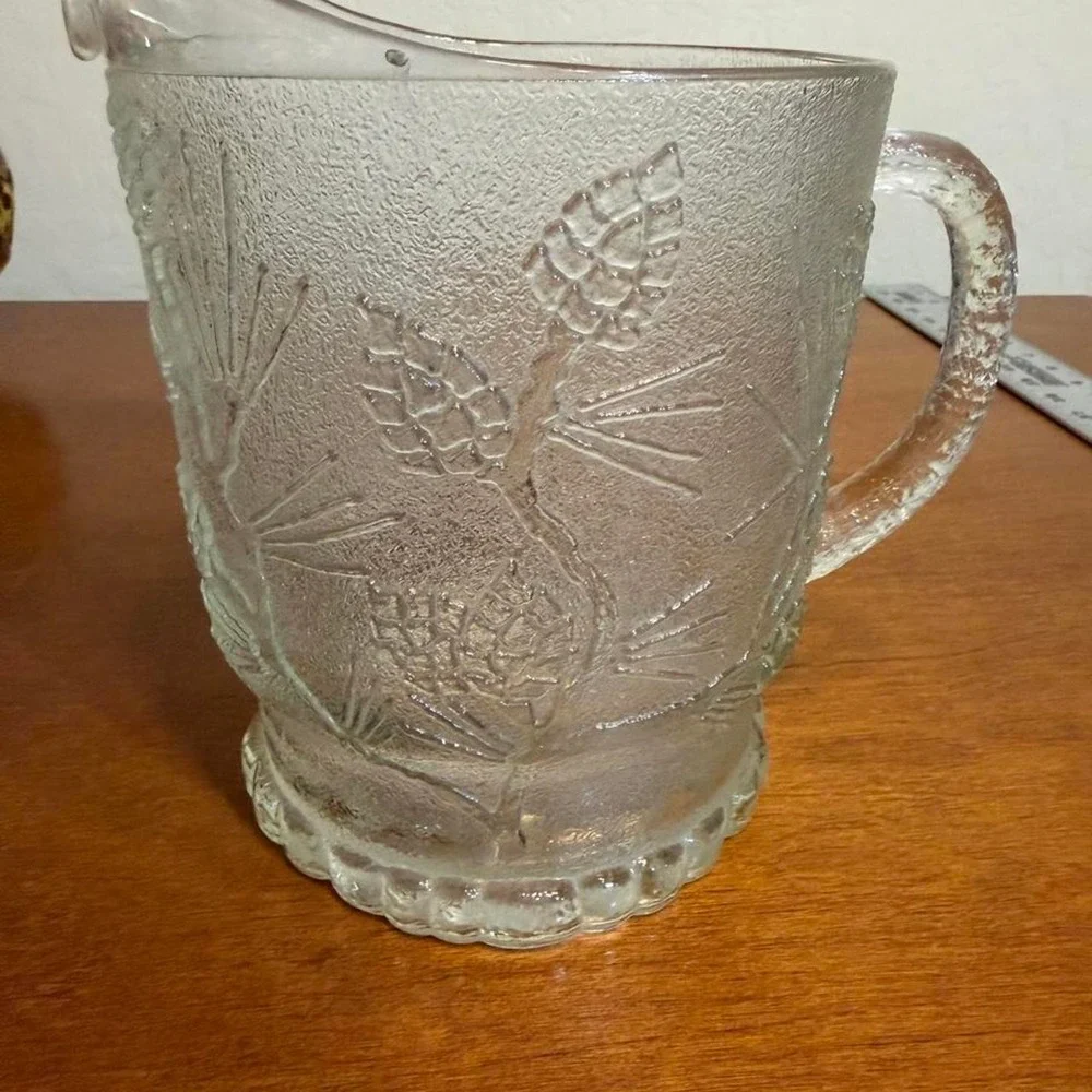 Tiara Ponderosa Pine Clear Glass Water Pitcher Embossed Pinecone 7.25